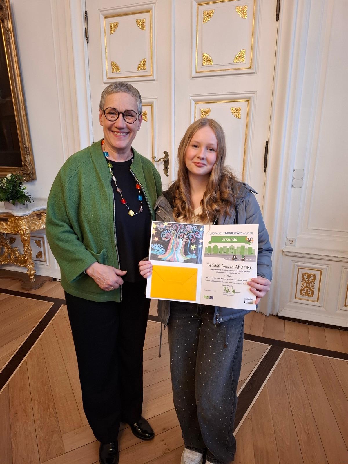 Leonie mit Frau Keupen bei der Preisverleihung